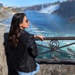 Keerthi shanthanu Instagram - Lost in the beauty of my surroundings!🖤🩵 #niagarafalls #canada #rainbow #traveller