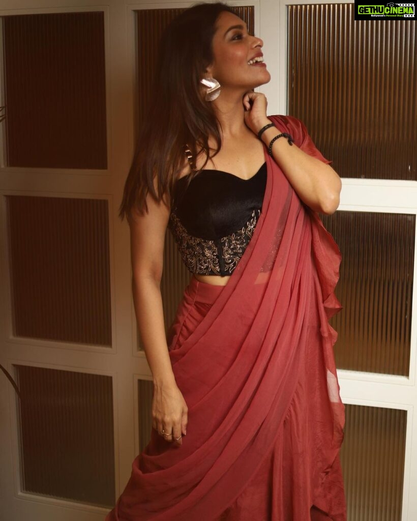 Keerthi shanthanu Instagram - 🤎💫 Draped saree & corset : @bandananarulaofficial photography Team: @shotsbyuv @portraitsby.pb @sat_narain