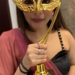 Keerthi shanthanu Instagram – Thank u @studiooneincentertainments for awarding me this ✨
“Favourite entertaining anchor of the year “ 💛 2023

#grateful #thankyou 
Wearing : @bandananarulaofficial
