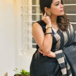 Keerthi shanthanu Instagram – 🖤🤎
This silk saree & colour combo 🖤 Thank u @tuyam_ 🤎
Hairdo & draping @pleats_drapes 
Blouse @poornimas_store
