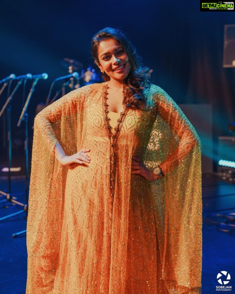 Keerthi shanthanu Instagram - On stage ✨🎤 #isaivellam2023 #canada Loved working & being there😇 Overwhelmed with all ur love 💛 After a long time with this fun loving guy @rjvijayofficial 💛 This golden outfit from @studio149 💛 Thanks to @latikaproductions @latikagoldhouse for havin us💛 Thanx for the pics ma @sobejan.photography ✨