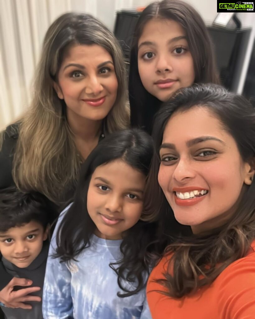 Keerthi shanthanu Instagram - Sucha sweet & cute family ❤️ Touchwood! @rambhaindran_ 🤗 Lovely meeting u all 😍 Thank u had a niceee time 🥰 #canada