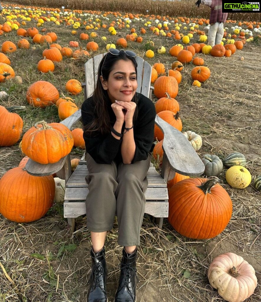 Keerthi shanthanu Instagram - October love 🍁🍂 #autumnvibes #canada #love #shades 📸 @chithrapriya