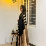 Keerthi shanthanu Instagram – 🖤🤎
This silk saree & colour combo 🖤 Thank u @tuyam_ 🤎
Hairdo & draping @pleats_drapes 
Blouse @poornimas_store