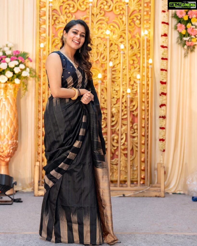 Keerthi shanthanu Instagram - 🖤🤎 This silk saree & colour combo 🖤 Thank u @tuyam_ 🤎 Hairdo & draping @pleats_drapes Blouse @poornimas_store