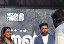 Keerthi shanthanu Instagram - His charisma & energy always lights up the ambience @jayamravi_official 😍 Sucha sweetheart ! Happy to have hosted his #Iraivan pre release event 🥰 Thank u @camerasenthil anna for the clicks 🥰 #jayamravi #kiki #anchorlife