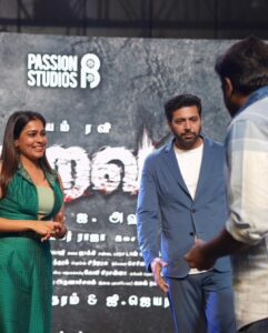 Keerthi shanthanu Instagram - His charisma & energy always lights up the ambience @jayamravi_official 😍 Sucha sweetheart ! Happy to have hosted his #Iraivan pre release event 🥰 Thank u @camerasenthil anna for the clicks 🥰 #jayamravi #kiki #anchorlife