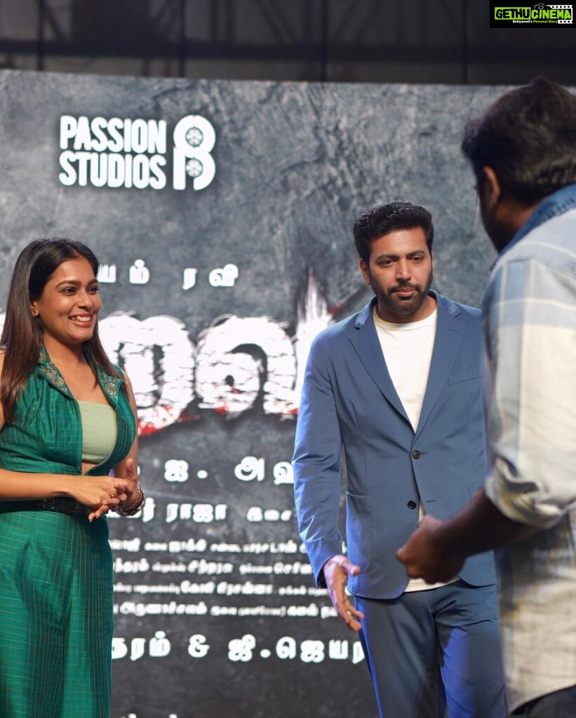 Keerthi shanthanu Instagram - His charisma & energy always lights up the ambience @jayamravi_official 😍 Sucha sweetheart ! Happy to have hosted his #Iraivan pre release event 🥰 Thank u @camerasenthil anna for the clicks 🥰 #jayamravi #kiki #anchorlife