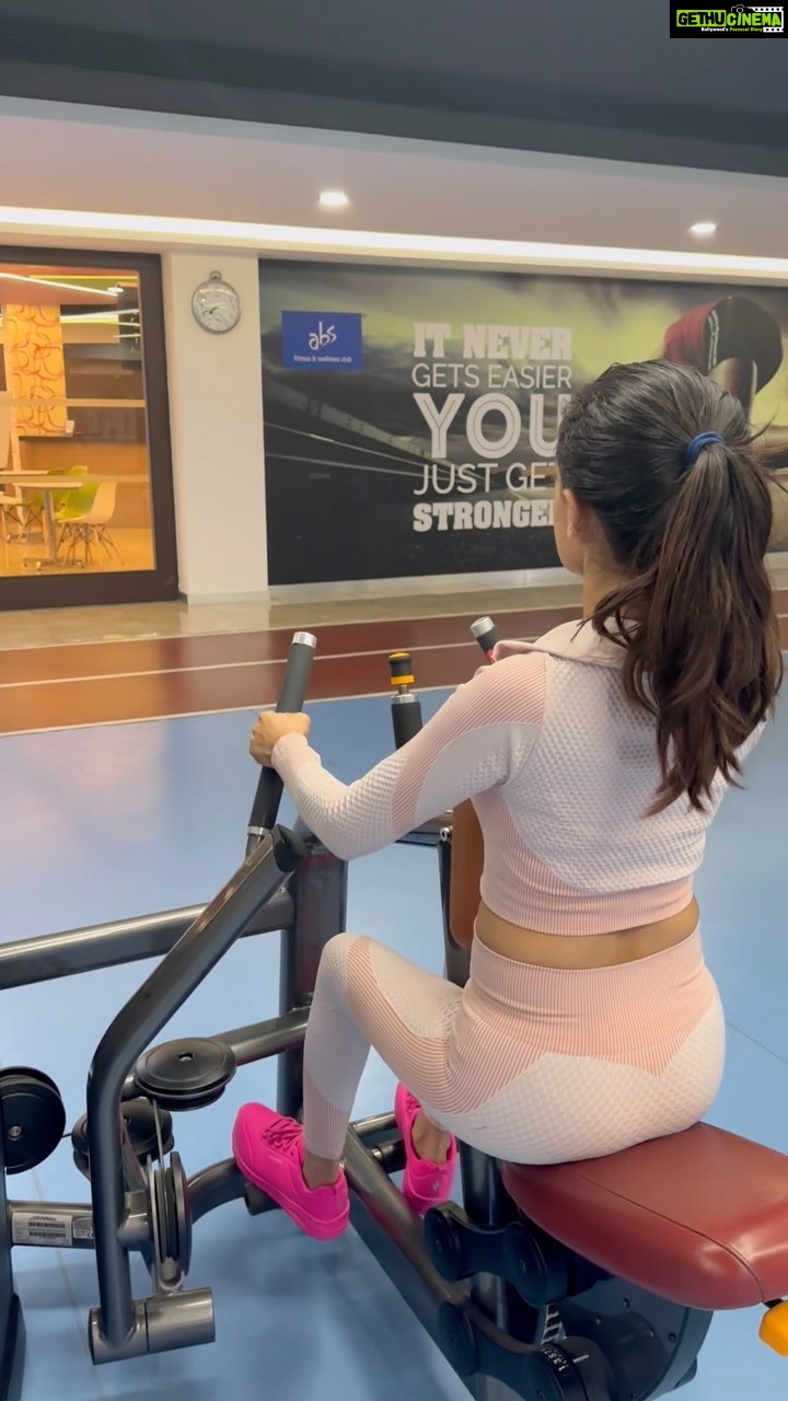 Ketaki Mategaonkar Instagram - Everyday has a promise of a new you! 🩷 #PhoenixMindset. #Workout #powergirl