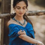 Ketaki Mategaonkar Instagram – I always wear blue because it is the color of my soul 💙

#neelratnajewellery 
#BlueDiamond Series 

Credits 
Photography : @puneduskphotography 
Set by: @setsbypunedusk 
Fashion by: @style_by_apurva 
Makeup: @makeupbyberdesaurabh 
Jewellery: @neelratnaenergyproducts 
Outfit: @invogue.by.ruchi 

#ketakimategaonkar #marathiactress #ootdfashion #makeupbeauty #blueoutfit #jewellery #chalahawayeudya
