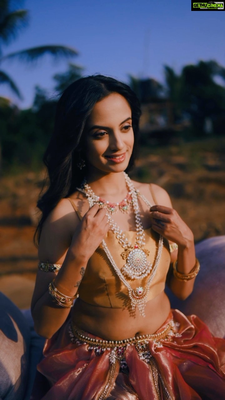 Ketaki Mategaonkar Instagram - π«ππ #neelratnajewellery #Manmohini Series Credits Photography : @puneduskphotography Set by: @setsbypunedusk Fashion by: @style_by_apurva Makeup: @makeupbyberdesaurabh Jewellery: @neelratnaenergyproducts Outfit: @labelveena Brand Ambassador: @ketakimategaonkar #ketakimategaonkar #neelratnaenergyproducts #brandambassador #reels #reelsviral #beautymakeup #bollywood #marathimulgi