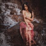 Ketaki Mategaonkar Instagram - Every jewel defines every heartbeat of a woman💎. #Manmohini Series #neelratnajewellery Credits Photography : @puneduskphotography Set by: @setsbypunedusk Fashion by: @style_by_apurva Makeup: @makeupbyberdesaurabh Jewellery: @neelratnaenergyproducts Outfit: @labelveena #ketakimategaonkar #reelsviral #reel #makeupbeauty #reelsindia #jewellery