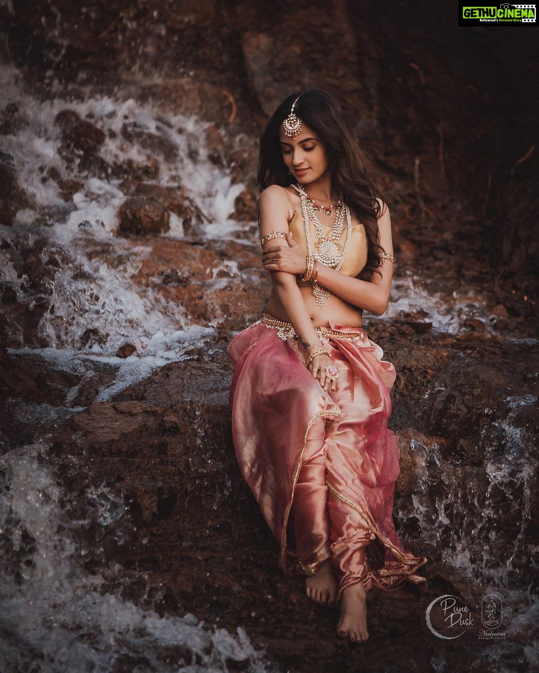 Ketaki Mategaonkar Instagram - Every jewel defines every heartbeat of a woman💎. #Manmohini Series #neelratnajewellery Credits Photography : @puneduskphotography Set by: @setsbypunedusk Fashion by: @style_by_apurva Makeup: @makeupbyberdesaurabh Jewellery: @neelratnaenergyproducts Outfit: @labelveena #ketakimategaonkar #reelsviral #reel #makeupbeauty #reelsindia #jewellery