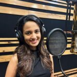 Ketaki Mategaonkar Instagram - Truly grateful to have recorded a beautiful beautiful title for a tv show SAVALI HOIN SUKHACHI on Sun Tv for @ashokpatki41 ashok ji. 🌸🙏🏻😇 So much to learn from him in every recording session , and each one is like a master class. His words of encouragement and when you give a take to his liking his way of appreciation is truly wonderful. And always a wonderful recording session with @avdhootwadkar Happy🥰! #SavaliHoinSukhachi