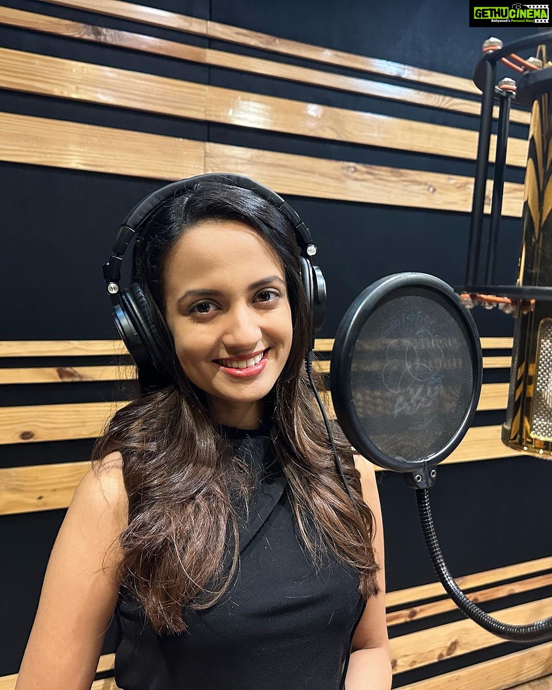 Ketaki Mategaonkar Instagram - Truly grateful to have recorded a beautiful beautiful title for a tv show SAVALI HOIN SUKHACHI on Sun Tv for @ashokpatki41 ashok ji. 🌸🙏🏻😇 So much to learn from him in every recording session , and each one is like a master class. His words of encouragement and when you give a take to his liking his way of appreciation is truly wonderful. And always a wonderful recording session with @avdhootwadkar Happy🥰! #SavaliHoinSukhachi