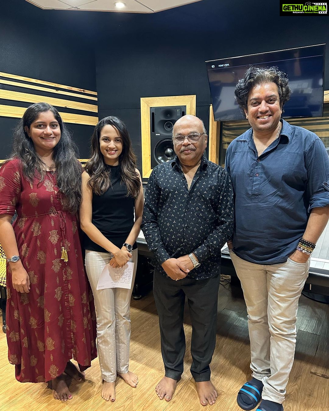 Ketaki Mategaonkar Instagram - Truly grateful to have recorded a beautiful beautiful title for a tv show SAVALI HOIN SUKHACHI on Sun Tv for @ashokpatki41 ashok ji. πΈππ»π So much to learn from him in every recording session , and each one is like a master class. His words of encouragement and when you give a take to his liking his way of appreciation is truly wonderful. And always a wonderful recording session with @avdhootwadkar Happyπ₯°! #SavaliHoinSukhachi