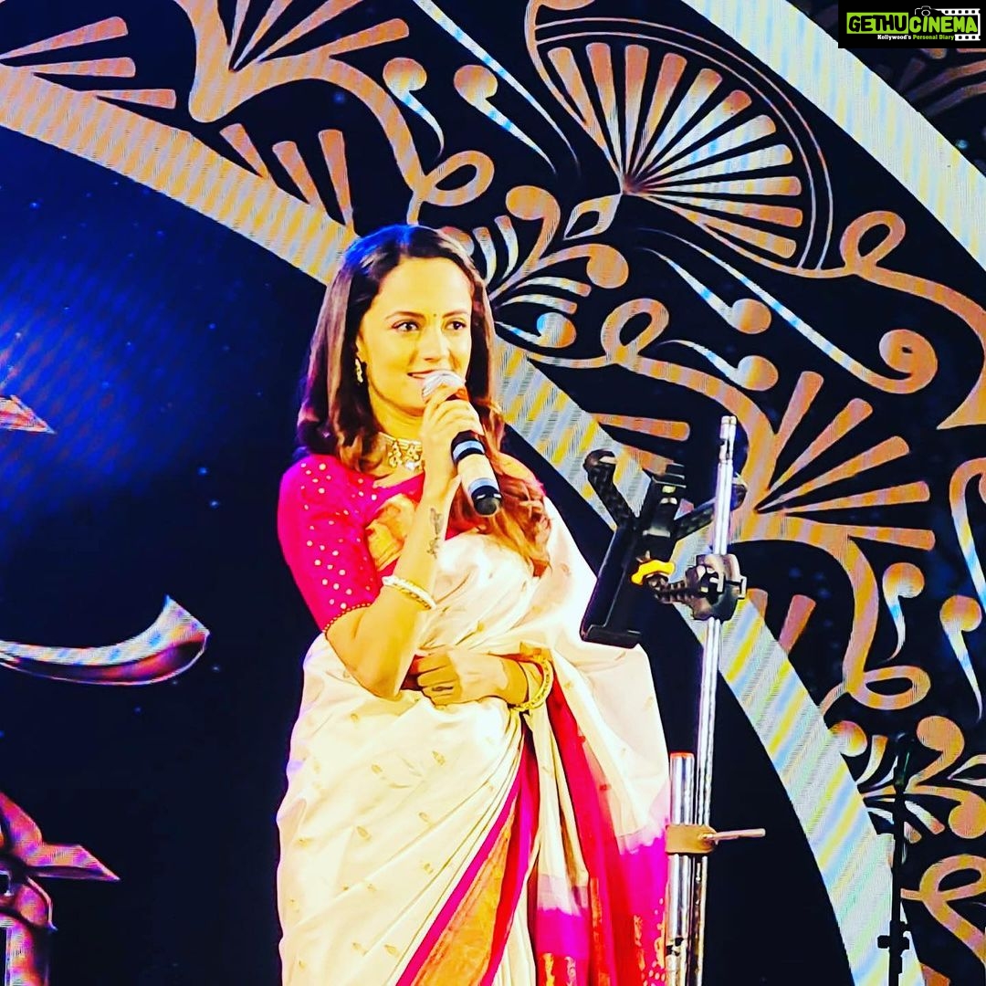Ketaki Mategaonkar Instagram - Fantastic concert on the occasion of 15th of august at Ravindra Natya Mandir mumbai , with all these amazing people and superb team of musicians♥️😇! @swapnnil_bandodkar @rahul_1982 @uttarakelkar04 @madhurikarmarkar ! It was an honor to sing some beautiful patriotic songs after a long time!