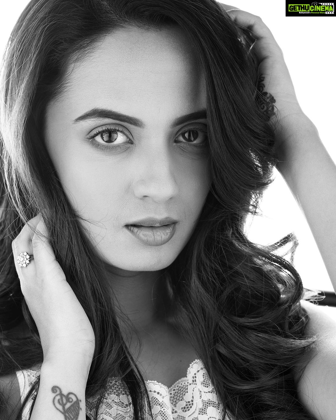 Ketaki Mategaonkar Instagram - Look…blush and smile☺️🥰🩶 It’s black and white and a hundred grays in between😌 Photographer: @abhishekshelarphoto MUA: @makeupbyberdesaurabh Management: @cosmostarmedia #ketakimategaonkar #actress #blackandwhite #monochromatic Mumbai - मुंबई