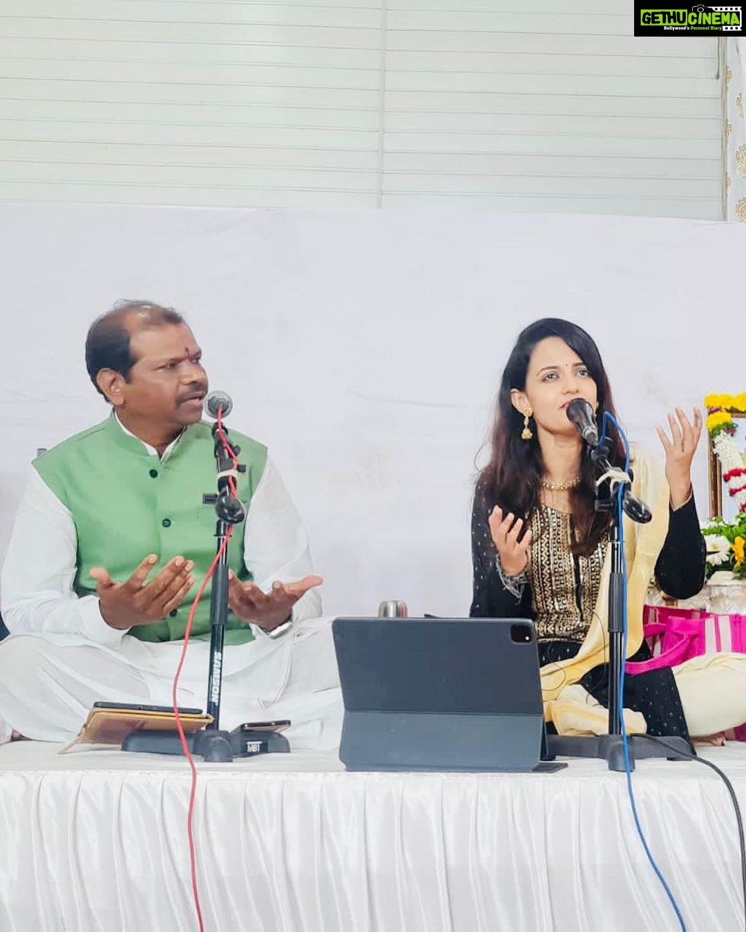 Ketaki Mategaonkar Instagram - One of the most beautiful concerts. It was one the most blissful moments to perform infront of audience full of divine energy. Along with @dnyaneshwar_meshram_offical . Some concerts are just for the soul. 😇🙏🏻🌸 श्रीरामार्पण .