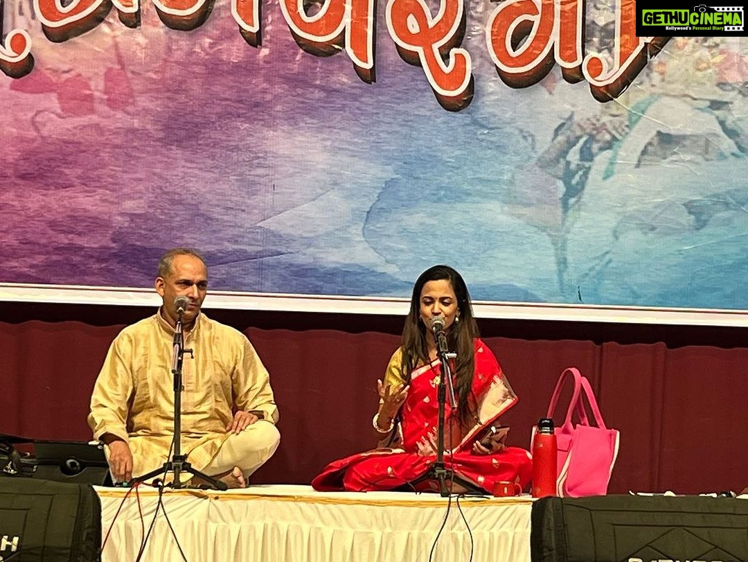 Ketaki Mategaonkar Instagram - One of the most amazing concerts! What a divine experience it was to perform in Panvel yesterday! “ABHANGRANG” It was an absolute honor to share the stage with the great artist @anandbhateofficial Anand dada. 😇 Amazing audience and wonderful team of musicians @adityaoke @prasadpadhye @suryakant_surve @vighnesh_joshi_official. #concert #abhangrang