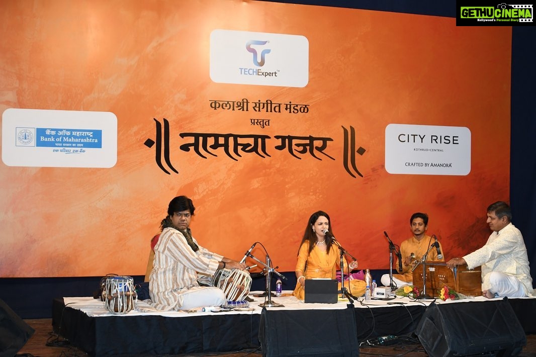 Ketaki Mategaonkar Instagram - What a magical evening it was yesterday!! NAMACHA GAJAR by the very prestigious Kalashree Sangeet Mandal. It was an absolute honor to perform for about an hour infront of the most beautiful audience an artist can expect! All kansens!! Had a wonderful time performing with @virajjoshi_music , Shrinivas Joshi ji, Jagdeesh Chavan. Jay Hari Vitthal . ππ»π