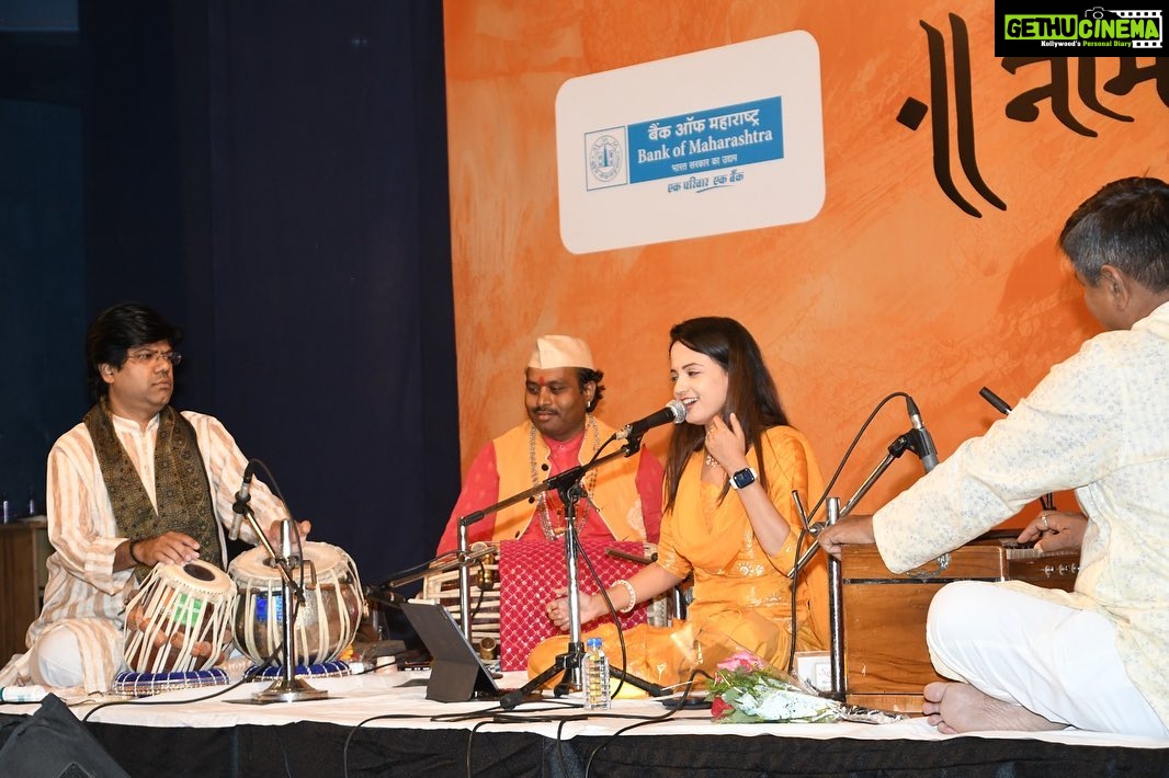 Ketaki Mategaonkar Instagram - What a magical evening it was yesterday!! NAMACHA GAJAR by the very prestigious Kalashree Sangeet Mandal. It was an absolute honor to perform for about an hour infront of the most beautiful audience an artist can expect! All kansens!! Had a wonderful time performing with @virajjoshi_music , Shrinivas Joshi ji, Jagdeesh Chavan. Jay Hari Vitthal . ππ»π