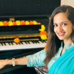 Ketaki Mategaonkar Instagram - आज दसरा…😇😇 आजच्या दिवशी श्री रामरायांनी रावणाचा वध करून लंकेवर विजय मिळवला .. दसरा हा फक्त सण नसून स्वतःमधल्या अपप्रवृत्तींचा नाश करुन स्वतः मधल माणूसपण उंचावण्याचा ही दिवस आहे अस मला वाटतं.. आजच्या धावपळीच्या जीवनात आपण स्वतः वर च प्रेम करायला विसरतो… चला … आज एक सोन्याच पान स्वतःला च देऊया आणि हृदयातला एक कोपरा स्वतःवर प्रेम करायला ठेऊया.♥️☘️ विजयादशमीच्या सर्वांना हार्दिक शुभेच्छा …🙏😇☘️ जय श्रीराम @deeptikingramickelsen first Dussehra in the house ! And you’re here! 😇🩷♥️