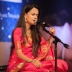 Ketaki Mategaonkar Instagram - A Golden State of Mind 🎶 #ketakimategaonkar #concert #concertseries #candidshots