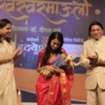 Ketaki Mategaonkar Instagram - What a night !! ♥️♥️💫⭐️ It was an utmost honor to perform at the very prestigious concert on the occasion of Master Deenanath Mangeshkar’s Jayanti. Thank you @AdinathMangeshkar ji for inviting me to perform in the presence of India’s most celebrated artists Shri Hariprasad Chaurasiya and Usha Mangeshkar ji. Powerpacked auditorium, incredible audience!! ———————— दीनानाथ मंगेशकर यांच्या 122व्या जयंतीनिम्मित मला गाण्याचा मान मिळाला ह्यासाठी मी स्वतःला खुप नशीबवान समजते. श्री हरिप्रसाद चौरसिया आणि उशा मंगेशकर यांच्या उपस्थितीत गाण्याचा योग आला ह्यासाठी मी आदिनाथ मंगेशकरजींचे आभार मानते. भरपुर संख्येत रसिकांनी हजेरी लावली!! ————————- दीनानाथ मंगेशकर जी की 122वी जयंती समारोह में मुझे गाने का अवसर मिला इसलिए मैं अपने आप को बहुत खुशनसीब समझती हूँ । श्री हरिप्रसाद चौरसिया और उषा मंगेशकर जी की उपस्थिति में गाने का मौका मिला इसलिए मैं आदिनाथ मंगेशकर जी की आभारी हूं । बहोत ही अच्छे संगितप्रेमी थे ।