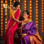 Ketaki Mategaonkar Instagram - देवाची पुजा करुन आई मिळवता येत नाही.. आईची पुजा करुन देव मिळवता येतो…❤️ Maziiiii Sweeet Aai🥰 Managed by @soham.kurulkar Photographer: @rohanpujari_rp Mua- @harshadamakeupartist Style by- @_._stylist_shurti_._ Yeola handloom paithani: @handloomtales_india #ketakimategaonkar #aai #mother #traditional #saree #marathi #marathimulgi #marathiactress #explorepage