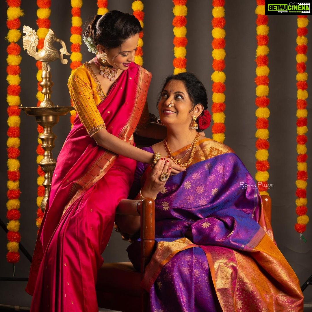 Ketaki Mategaonkar Instagram - देवाची पुजा करुन आई मिळवता येत नाही.. आईची पुजा करुन देव मिळवता येतो…❤️ Maziiiii Sweeet Aai🥰 Managed by @soham.kurulkar Photographer: @rohanpujari_rp Mua- @harshadamakeupartist Style by- @_._stylist_shurti_._ Yeola handloom paithani: @handloomtales_india #ketakimategaonkar #aai #mother #traditional #saree #marathi #marathimulgi #marathiactress #explorepage