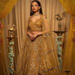 Ketaki Mategaonkar Instagram - Glowinn Golden ✨ Photographer @rohanpujari_rp Mua- @harshadamakeupartist Style by- @_._stylist_shurti_._ outfit - @mishansi_fashionstudio Managed By @soham.kurulkar #ketakimategaonkar #happydiwali #saree #gold #ootd #marathiactress #diwali #explorepage #marathi #chalahawayeudya