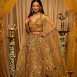 Ketaki Mategaonkar Instagram - Vibes✨🪔 Photographer @rohanpujari_rp Mua- @harshadamakeupartist Style by- @_._stylist_shurti_._ outfit - @mishansi_fashionstudio Managed By @soham.kurulkar #ketakimategaonkar #golden #gold #outfits #ootd #fashion #diwali #explorepage #goldjewellery #outfitoftheday #marathi #marathiactress #chalahawayeudya #happydiwali