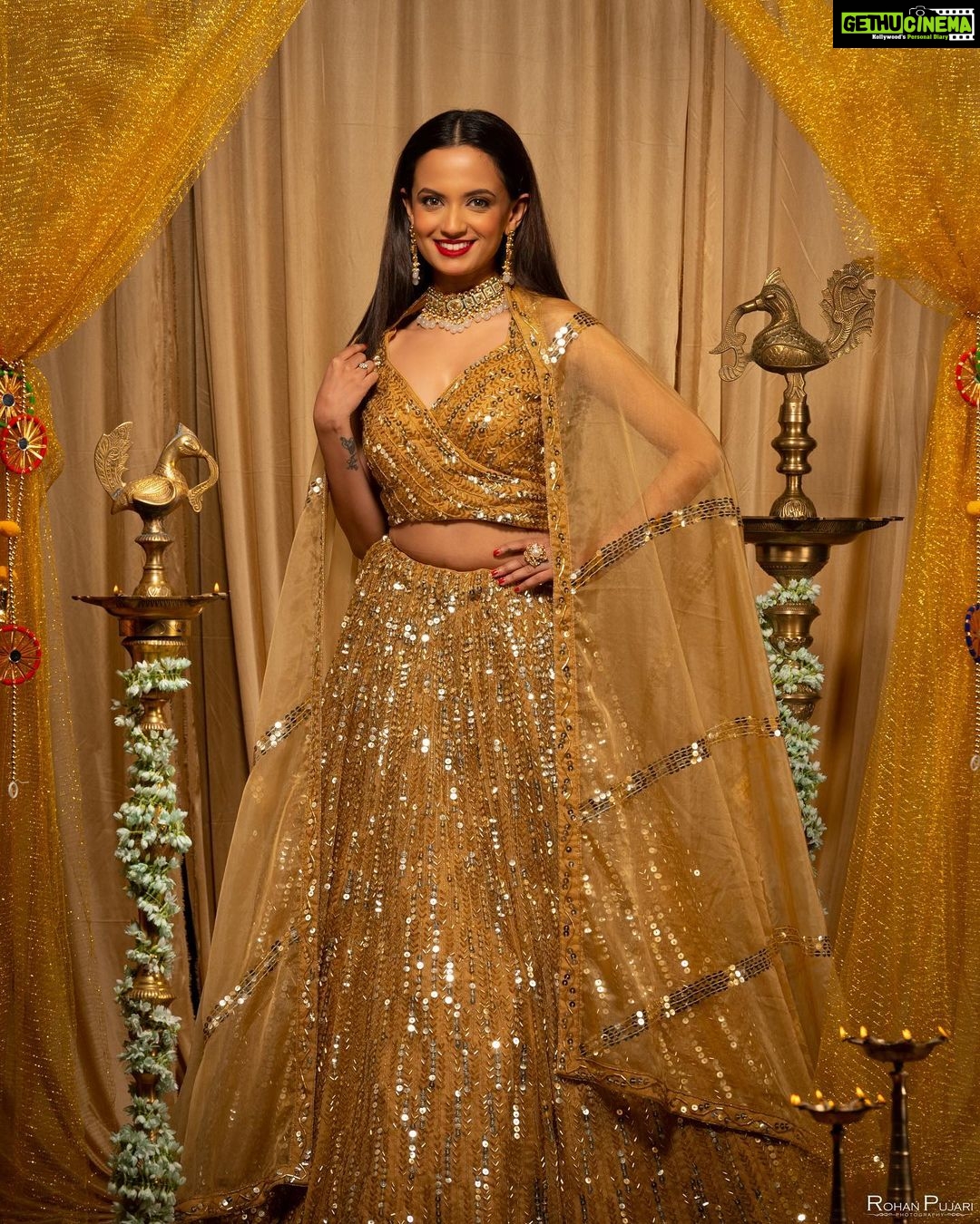 Ketaki Mategaonkar Instagram - Vibes✨🪔 Photographer @rohanpujari_rp Mua- @harshadamakeupartist Style by- @_._stylist_shurti_._ outfit - @mishansi_fashionstudio Managed By @soham.kurulkar #ketakimategaonkar #golden #gold #outfits #ootd #fashion #diwali #explorepage #goldjewellery #outfitoftheday #marathi #marathiactress #chalahawayeudya #happydiwali
