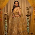 Ketaki Mategaonkar Instagram - Some Golden Moments! ✨Happy Lakshmi Pujan to all ✌🏻🪔 Photographer @rohanpujari_rp Mua- @harshadamakeupartist Style by- @_._stylist_shurti_._ outfit - @mishansi_fashionstudio Managed By @soham.kurulkar #ketakimategaonkar #golden #gold #jewellery #actress #marathiactress #chalahawayeudya #photoshoot #explorepage #poses #shoot #singer Pune, Maharashtra