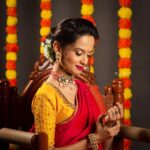 Ketaki Mategaonkar Instagram – 1st दिवाळी ची तयारी 😊
2nd दिवाळी आली!! ☺️
3rd दिवाळी च्या सर्वांना शुभेच्छा !!!!!🪔✨😄

Photographer: @rohanpujari_rp 

Mua- @harshadamakeupartist

Style by- @_._stylist_shurti_._

Saree: @handloomtales_india

#ketakimategaonkar #diwali #happydiwali #saree #traditionalsaree #traditionallook #marathi #marathiactress #marathilook #explorepage