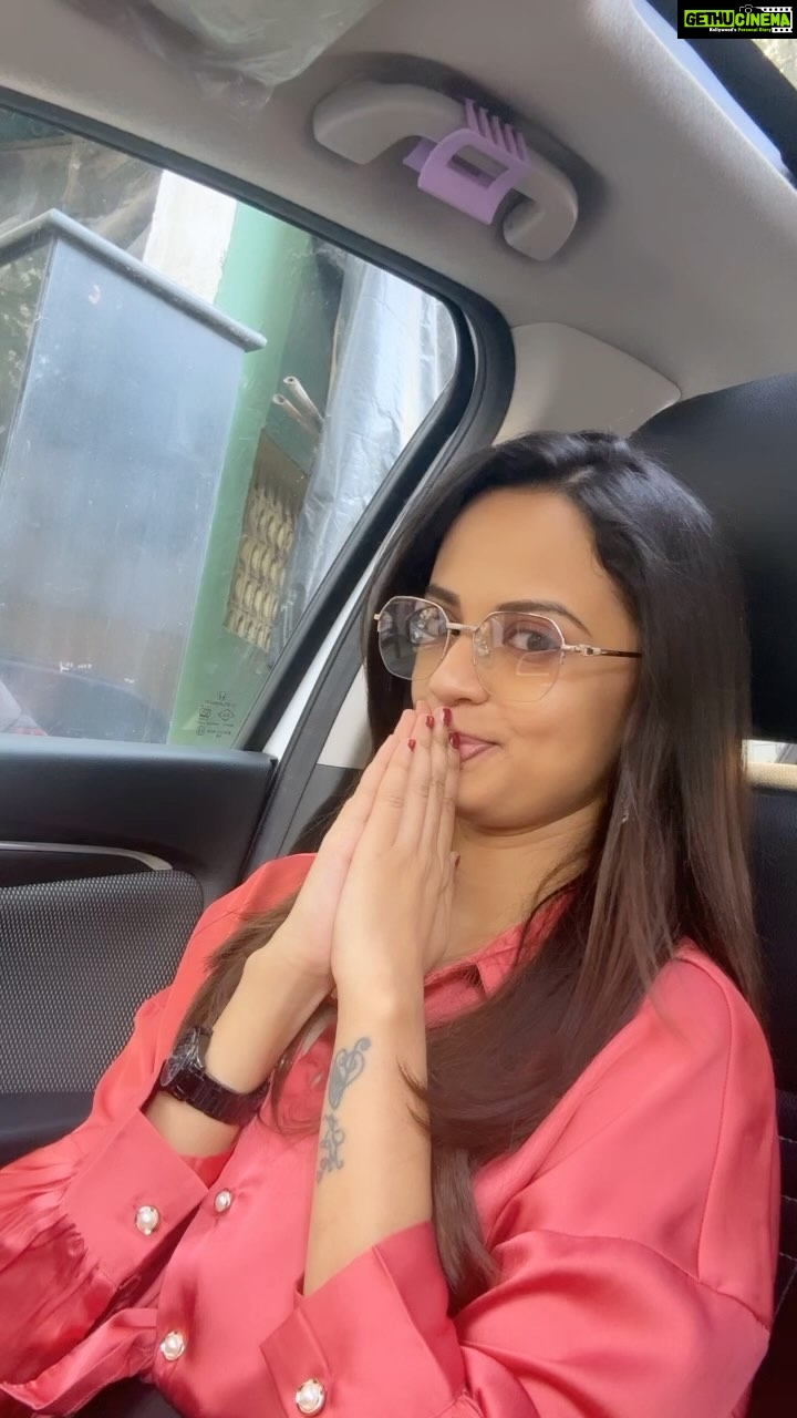 Ketaki Mategaonkar Instagram - Kitnaaaa force karoge.. ye lo kar diya.. 😋😂 #jhumka (Out of comfort zone) too lazy to set up a camera for an entire reeel. 😋