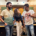 Ketaki Mategaonkar Instagram - And when they come together after a long time.. something magical is about to happen… @chinarkharkar @ogalemaheshofficial @mangeshkangane. The two perfectionists Chinar-Mahesh and an incredible lyricist! And me🥰 After 2 SUPER HITS… Mala Ved Lagale and Sunya Sunya which went to almost 30 Million. And this one? Well.. you’ll know soon. #ComingSoon #NewProject
