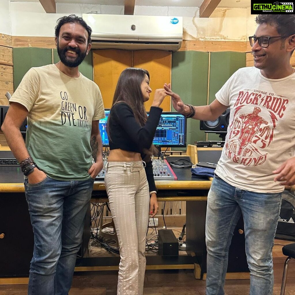 Ketaki Mategaonkar Instagram - And when they come together after a long time.. something magical is about to happen… @chinarkharkar @ogalemaheshofficial @mangeshkangane. The two perfectionists Chinar-Mahesh and an incredible lyricist! And me🥰 After 2 SUPER HITS… Mala Ved Lagale and Sunya Sunya which went to almost 30 Million. And this one? Well.. you’ll know soon. #ComingSoon #NewProject