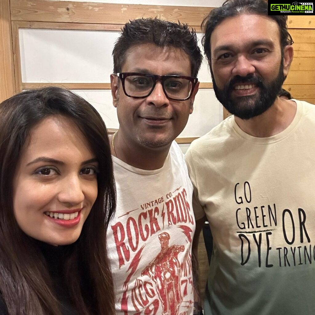 Ketaki Mategaonkar Instagram - And when they come together after a long time.. something magical is about to happen… @chinarkharkar @ogalemaheshofficial @mangeshkangane. The two perfectionists Chinar-Mahesh and an incredible lyricist! And me🥰 After 2 SUPER HITS… Mala Ved Lagale and Sunya Sunya which went to almost 30 Million. And this one? Well.. you’ll know soon. #ComingSoon #NewProject