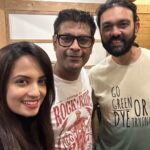 Ketaki Mategaonkar Instagram - And when they come together after a long time.. something magical is about to happen… @chinarkharkar @ogalemaheshofficial @mangeshkangane. The two perfectionists Chinar-Mahesh and an incredible lyricist! And me🥰 After 2 SUPER HITS… Mala Ved Lagale and Sunya Sunya which went to almost 30 Million. And this one? Well.. you’ll know soon. #ComingSoon #NewProject