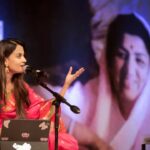 Ketaki Mategaonkar Instagram - A Golden State of Mind 🎶 #ketakimategaonkar #concert #concertseries #candidshots