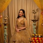 Ketaki Mategaonkar Instagram - Glowinn Golden ✨ Photographer @rohanpujari_rp Mua- @harshadamakeupartist Style by- @_._stylist_shurti_._ outfit - @mishansi_fashionstudio Managed By @soham.kurulkar #ketakimategaonkar #happydiwali #saree #gold #ootd #marathiactress #diwali #explorepage #marathi #chalahawayeudya