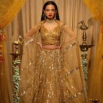Ketaki Mategaonkar Instagram - Glowinn Golden ✨ Photographer @rohanpujari_rp Mua- @harshadamakeupartist Style by- @_._stylist_shurti_._ outfit - @mishansi_fashionstudio Managed By @soham.kurulkar #ketakimategaonkar #happydiwali #saree #gold #ootd #marathiactress #diwali #explorepage #marathi #chalahawayeudya