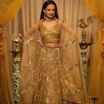 Ketaki Mategaonkar Instagram - Vibes✨🪔 Photographer @rohanpujari_rp Mua- @harshadamakeupartist Style by- @_._stylist_shurti_._ outfit - @mishansi_fashionstudio Managed By @soham.kurulkar #ketakimategaonkar #golden #gold #outfits #ootd #fashion #diwali #explorepage #goldjewellery #outfitoftheday #marathi #marathiactress #chalahawayeudya #happydiwali