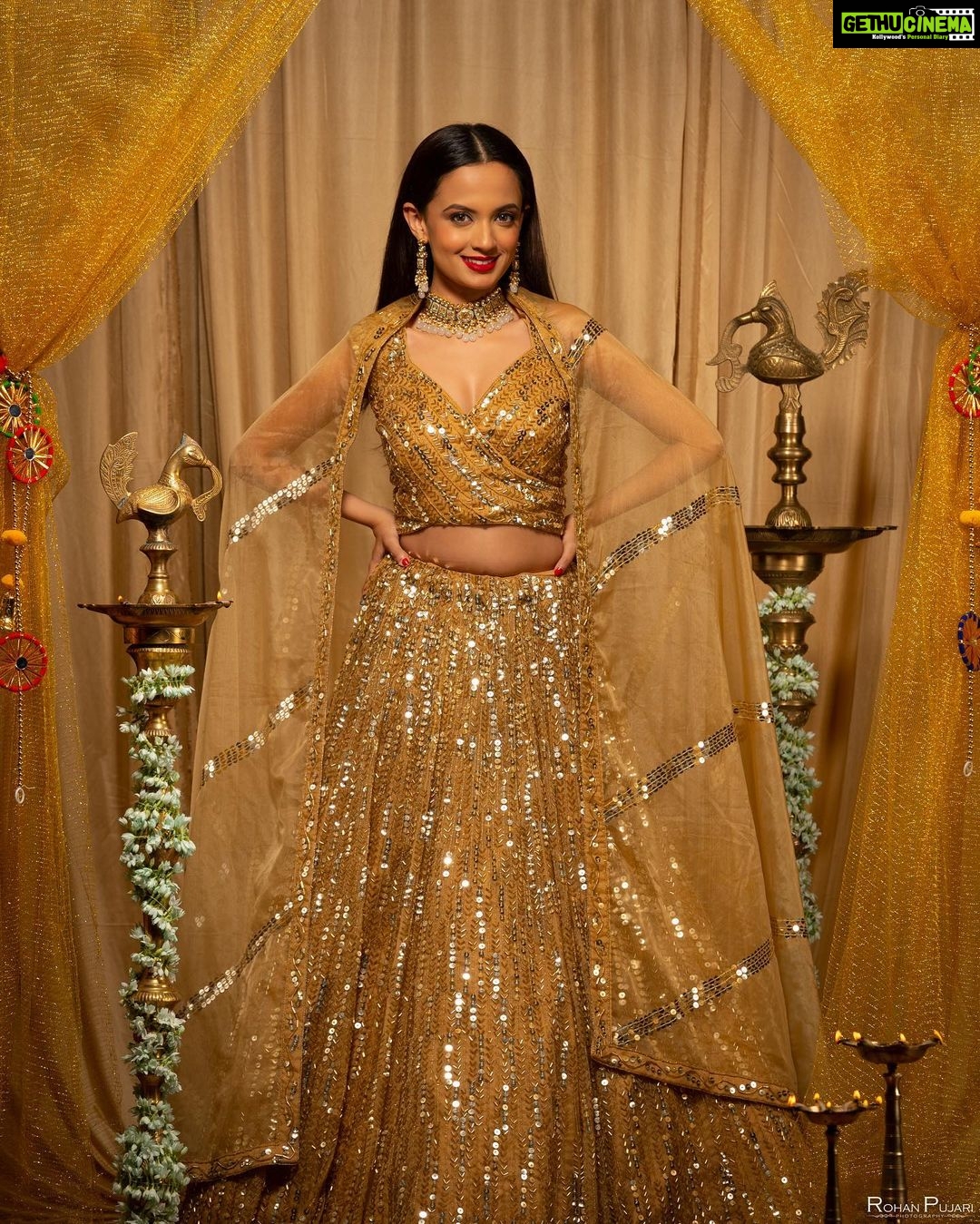 Ketaki Mategaonkar Instagram - Vibes✨🪔 Photographer @rohanpujari_rp Mua- @harshadamakeupartist Style by- @_._stylist_shurti_._ outfit - @mishansi_fashionstudio Managed By @soham.kurulkar #ketakimategaonkar #golden #gold #outfits #ootd #fashion #diwali #explorepage #goldjewellery #outfitoftheday #marathi #marathiactress #chalahawayeudya #happydiwali