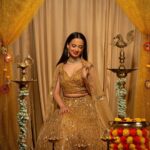 Ketaki Mategaonkar Instagram - Some Golden Moments! ✨Happy Lakshmi Pujan to all ✌🏻🪔 Photographer @rohanpujari_rp Mua- @harshadamakeupartist Style by- @_._stylist_shurti_._ outfit - @mishansi_fashionstudio Managed By @soham.kurulkar #ketakimategaonkar #golden #gold #jewellery #actress #marathiactress #chalahawayeudya #photoshoot #explorepage #poses #shoot #singer Pune, Maharashtra