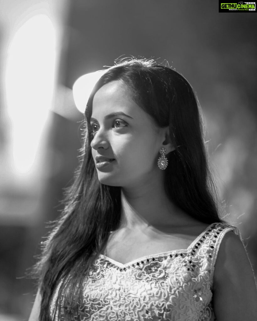 Ketaki Mategaonkar Instagram - Worli Diwali Concert!!! Swipe ➡️ To See The Surprise 😄✨ It was such an honor! @ajaydevgn #ketakimategaonkar #diwali #concert #happydiwali #explorepage #mumbai #music #marathiactress #chalahawayeudya #singer #liveconcert Mumbai - मुंबई