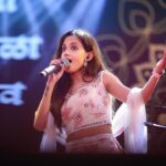 Ketaki Mategaonkar Instagram – Where words fail, music speaks.🎶
A Day To Remember 🥰

#ketakimategaonkar #live #concert #liveconcert #music #mumbai #singer #explorepage Mumbai – मुंबई