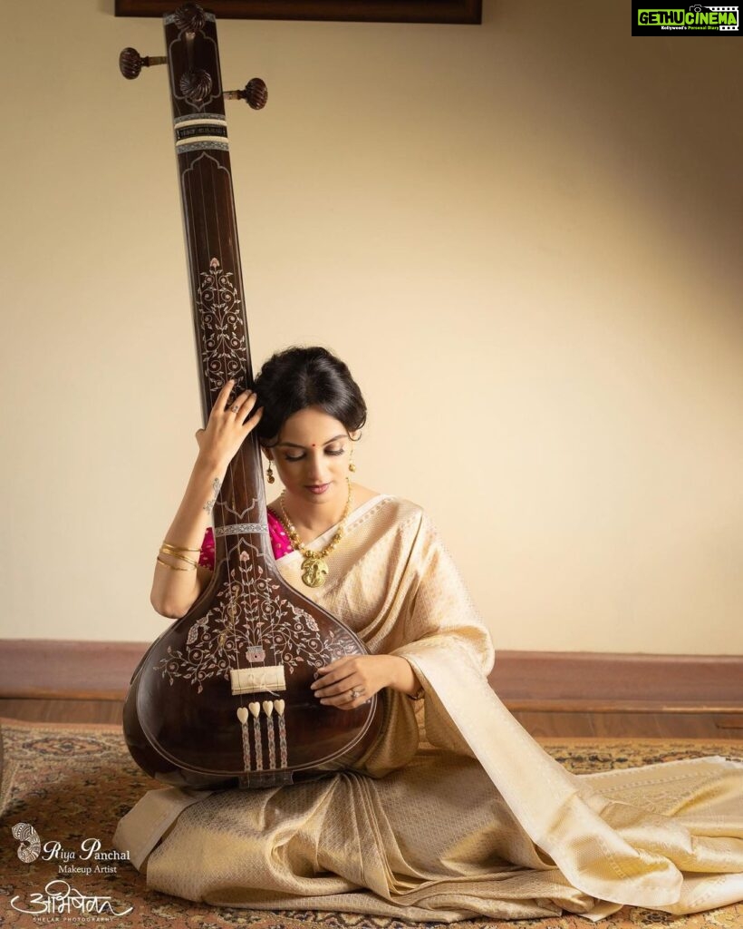 Ketaki Mategaonkar Instagram - अभिजात ✨💫 💄 @riyapanchal.makeupartist 📷 @abhishekshelarphoto 👗 @soniyasaanchi Managed by @cosmostarmedia #classical #ketakimategaonkar #marathiactress #traditional #marathiculture #music #singer #explorepage